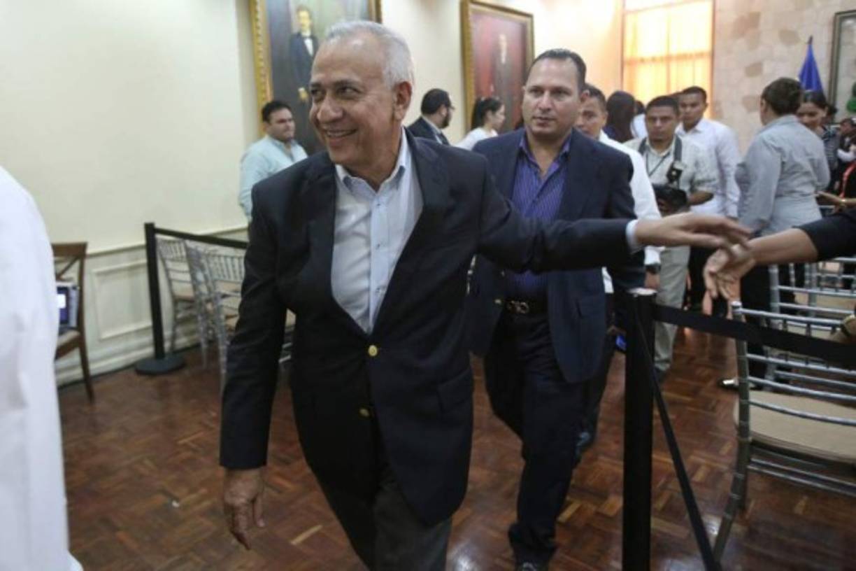 El presidente del Parlamento de Honduras, Mauricio Oliva, dijo hoy que el fallo emitido en 2015 por el Supremo hondureño que da vía libre a la reelección presidencial 'es firme e inmutable' y sostuvo que el Poder Legislativo debe prepararse para reglamentarlo. Oliva hizo estas afirmaciones en un comunicado enviado a la prensa en el que señala que ese fallo de la Sala Constitucional de la Corte Suprema de Justicia (CSJ) 'es inmutable'. 'Lo que pasa es que esto es como leer un libro, no basta con leer el prólogo, desgraciadamente algunos sectores de la oposición se han quedado con la posición de que la CSJ no se pronuncie', subrayó.