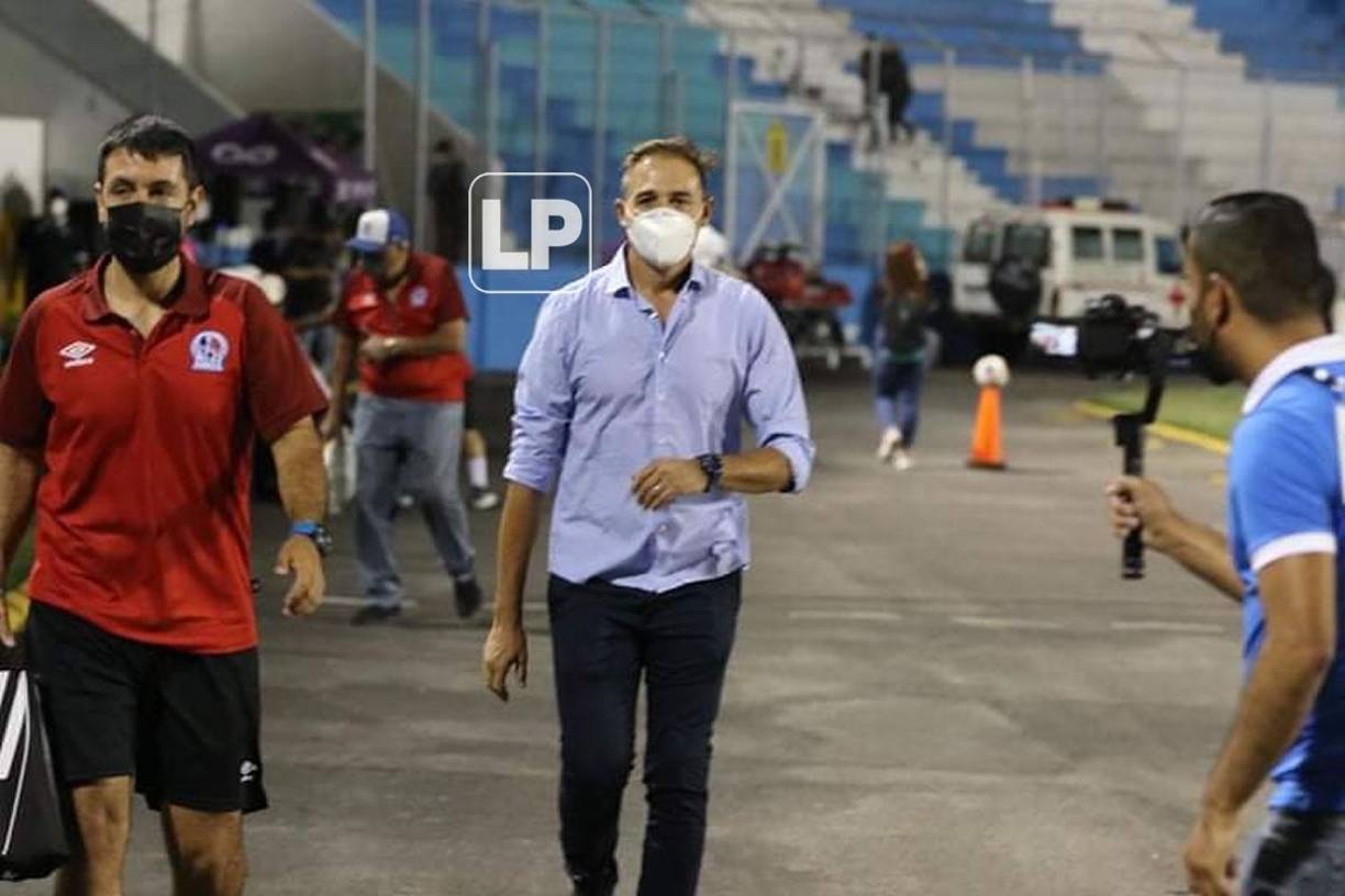 Hernán ‘La Tota‘ Medina llegando al estadio Nacional Chelato Uclés para dirigir a Motagua en su debut frente al Olimpia.