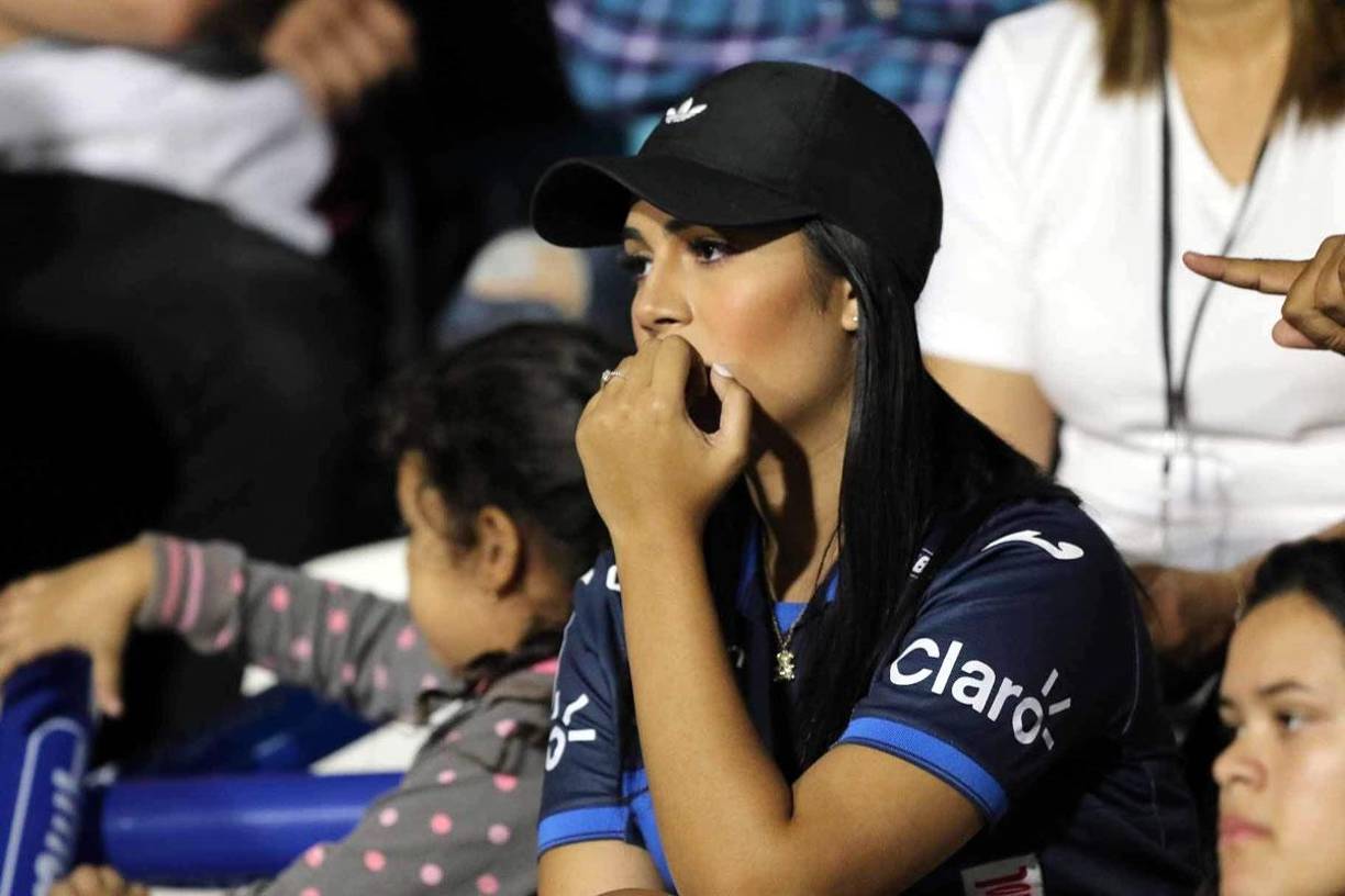 La bella periodista Cristel Osorio, de Todo Deportes TV, sufriendo con la final en el Nacional, a donde llegó a apoyar a su novio Yeison Mejía.