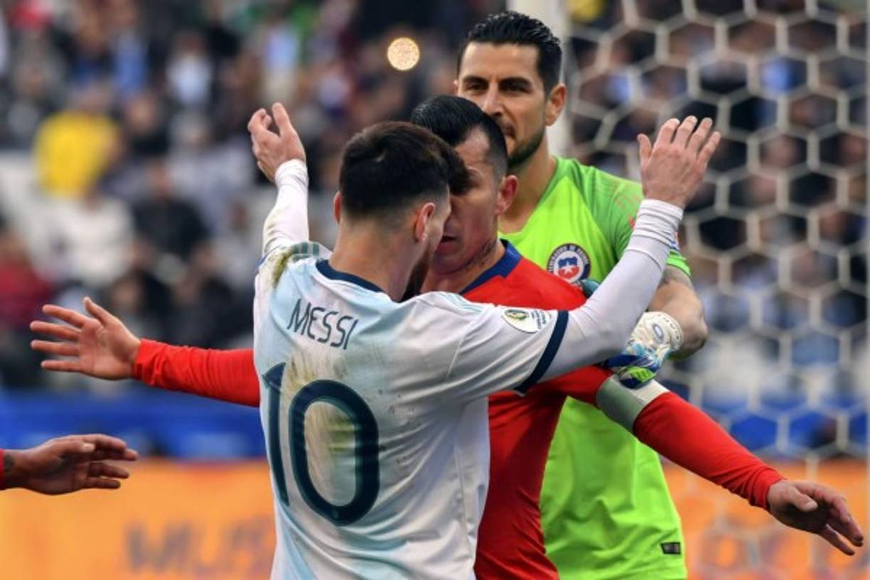 Lo primero que hizo Gary Medel fue tirarle un cabezazo a Messi, pero el argentino lo esquivó. Foto AFP