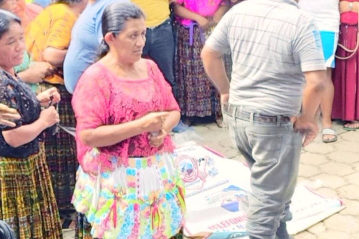 En el lugar, curiosos grabaron como se consumía el joven cuerpo hasta verlo tocar el suelo.