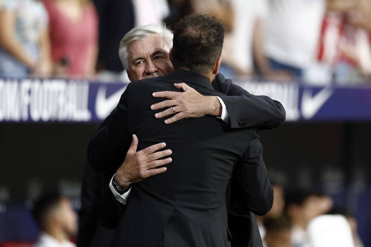 El abrazo de Carlo Ancelotti y Diego Pablo Simeone antes del inicio del partido.