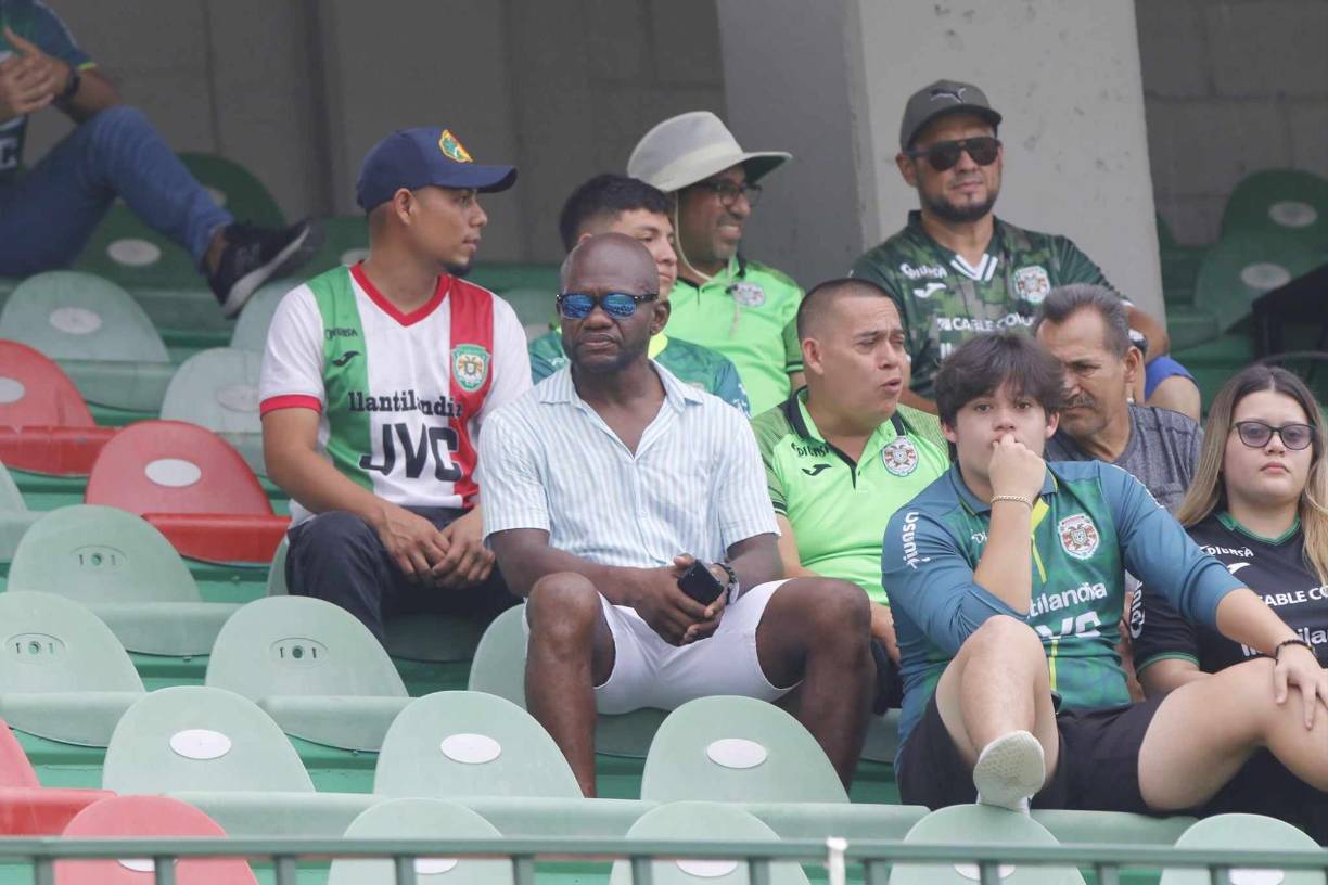 El recordado y carismático exfutbolista Tyson Núñez estuvo en el sector de silla y su presencia fue para ver a su hijo Milton que milita en el Victoria. 