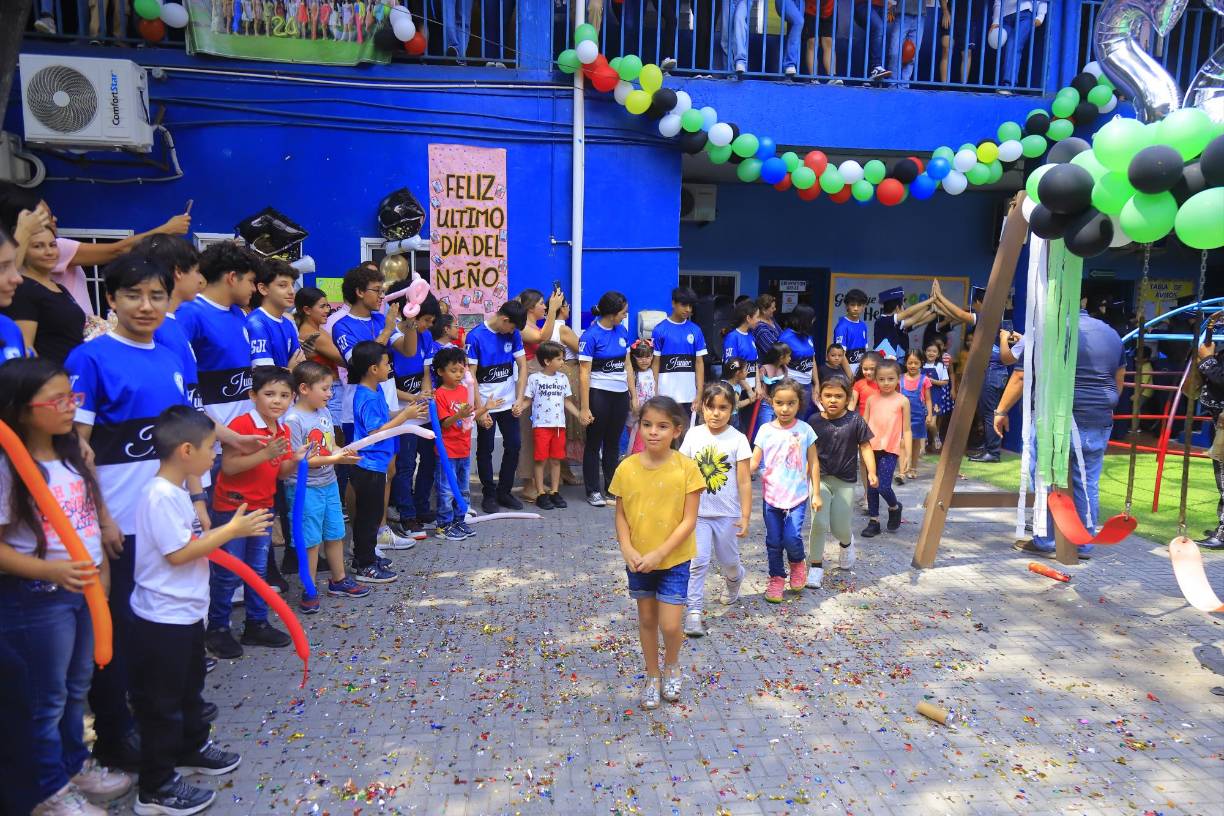 Los infantes de preparatoria fueron recibidos en una efusiva entrada, ya que también se graduarán. 