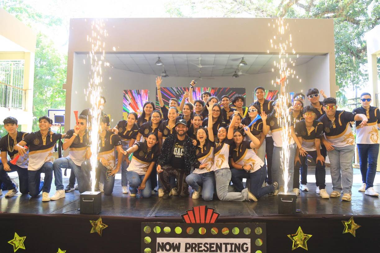 Maestros, familiares y amigos se congregaron en las instalaciones del centro educativo para disfrutar del show que tenían preparado los Seniors 2025 de la Escuela Franciscana, el cual incluyó icónicas canciones como “Party animal”, Temperature”, “Gasolina”, “Hips Don’t Lie”, “El meneaito”, “Macarena”, entre otras. DJ Luna estuvo a cargo de la animación.