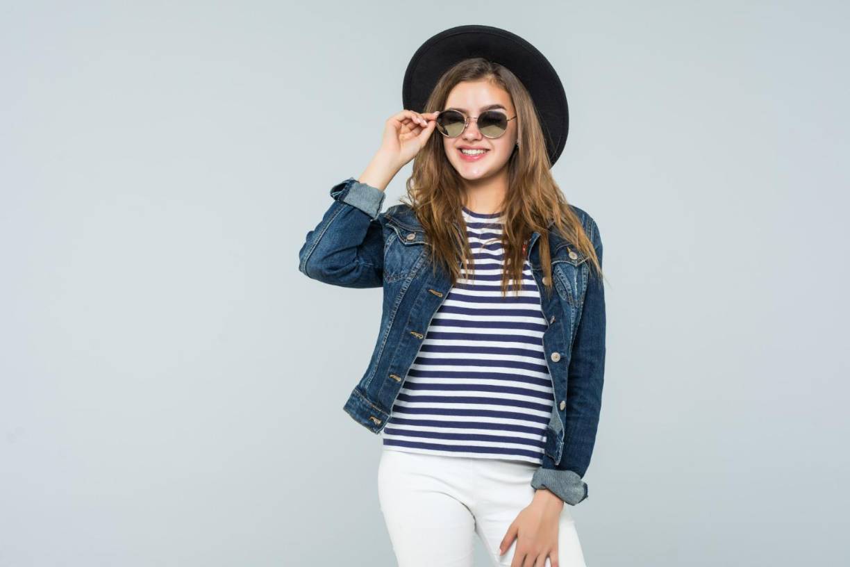 Todas las mujeres tenemos una camiseta o blusa a rayas en el armario, así que toma nota de las siguientes ideas para lucirla. Debemos iniciar que las rayas horizontales aportan volumen, también hay que destacar que dependerá del tipo de prenda, corte y grosor de las líneas. Mientras más gruesa la línea, más volumen aporta. 