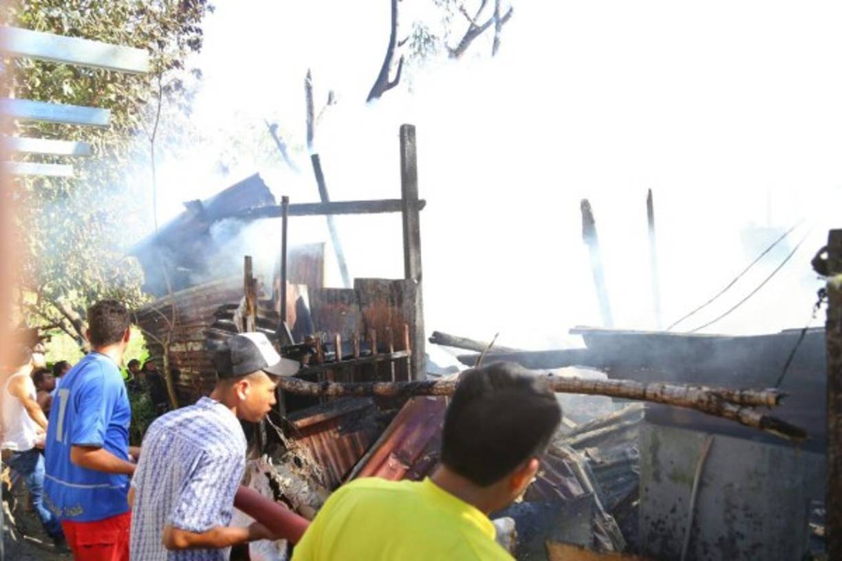 Las llamas amenzaban con propagarse a todas las casas de lugar.