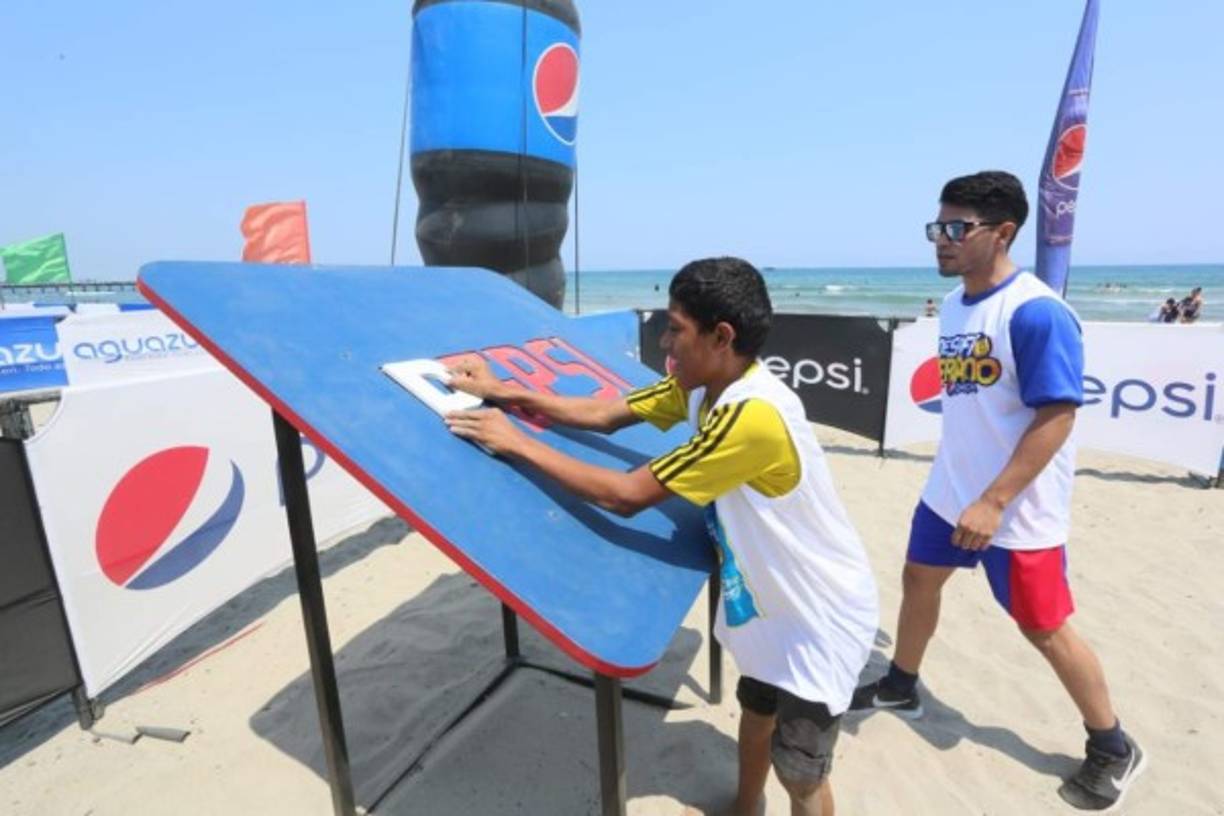 Niños y adultos se vieron retados por el Desafío Pepsi en Tela.