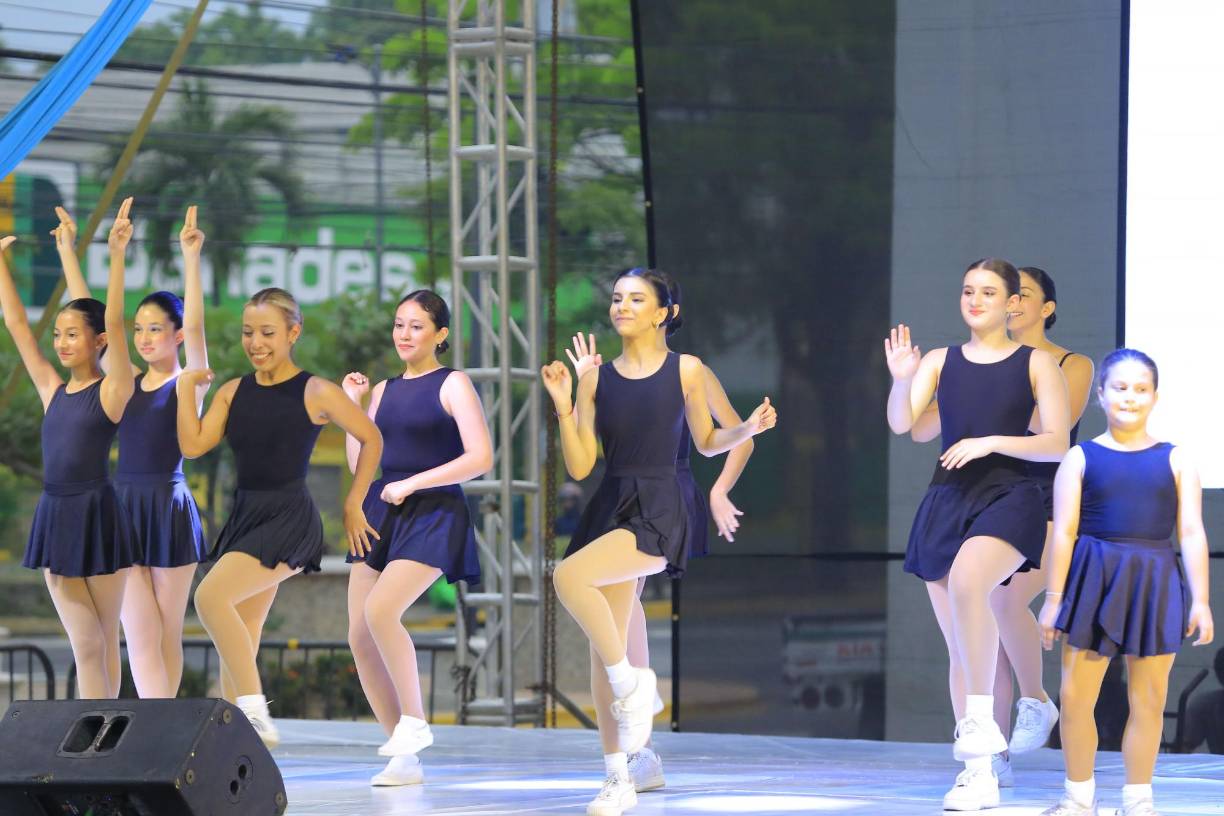 Estas jovencitas sorprendieron con un show en el que mostraron algunas canciones icónicas de diferentes épocas. 