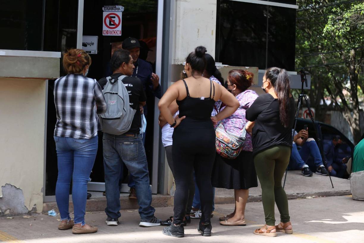 Sentada en la entrada de la enfermería del penal, con el rostro cubierto con un pasamontañas negro y liberada por los guardias de las esposas, Samantha -nombre ficticio-, relata a la AFP que estaba en su celda cuando empezó a “escuchar disparos y gritos”.