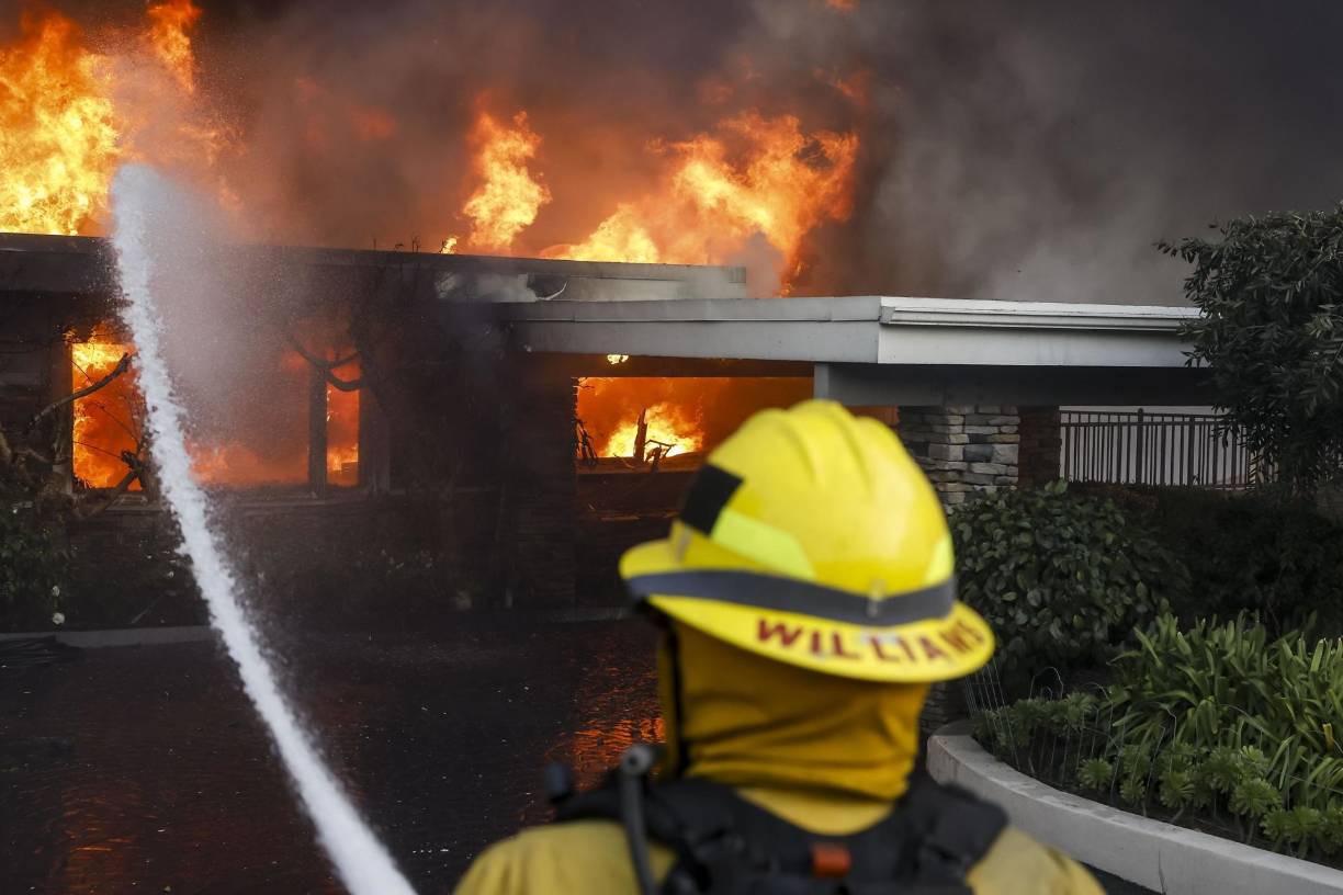 Los incendios que mantienen en estado de emergencia a una parte de Los Ángeles, con 30.000 evacuados y la amenaza de que las llamas lleguen a zonas urbanas, han obligado a famosos de Hollywood, como el director Guillermo del Toro y los actores Ben Afflek y Mark Hamill a abandonar sus casas, y varias premieres han sido canceladas.