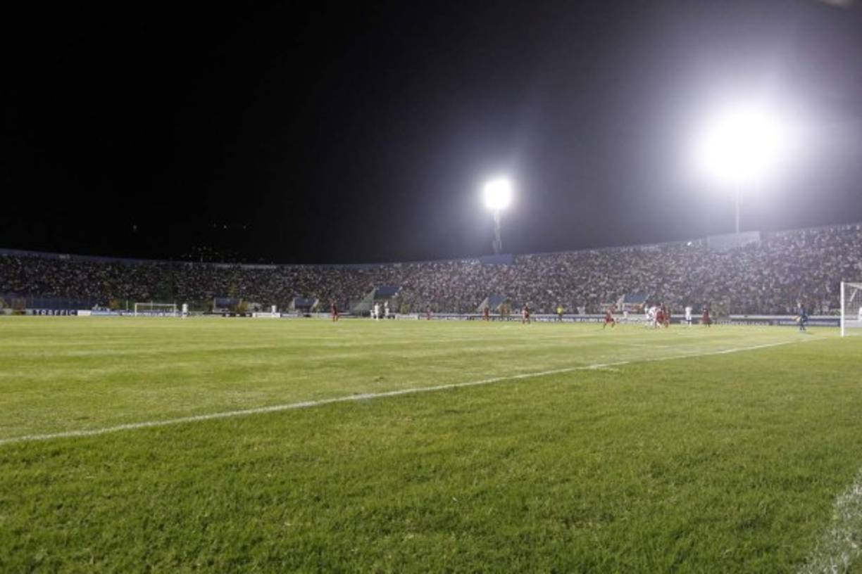 Una imagen panorámica del estadio Nacional de Tegucigalpa durante el segundo tiempo del partido.