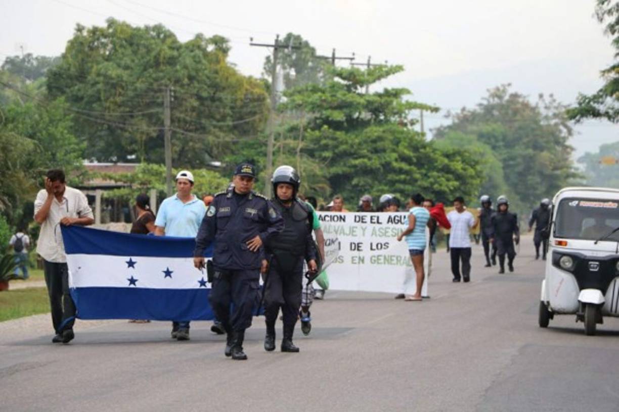 La carretera que conduce de Tela, Atlántida a El Progreso, Yoro, fue tomada por pobladores que se identificaron como miembros de la Resistencia.