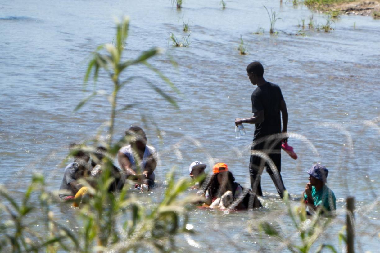 La situación refleja el panorama en las fronteras de México tras la expiración el 11 de mayo del Título 42 de Estados Unidos, una medida que expulsaba de manera inmediata a migrantes con el argumento de la pandemia, reemplazada ahora con el Título 8 y mayores restricciones al asilo legal.