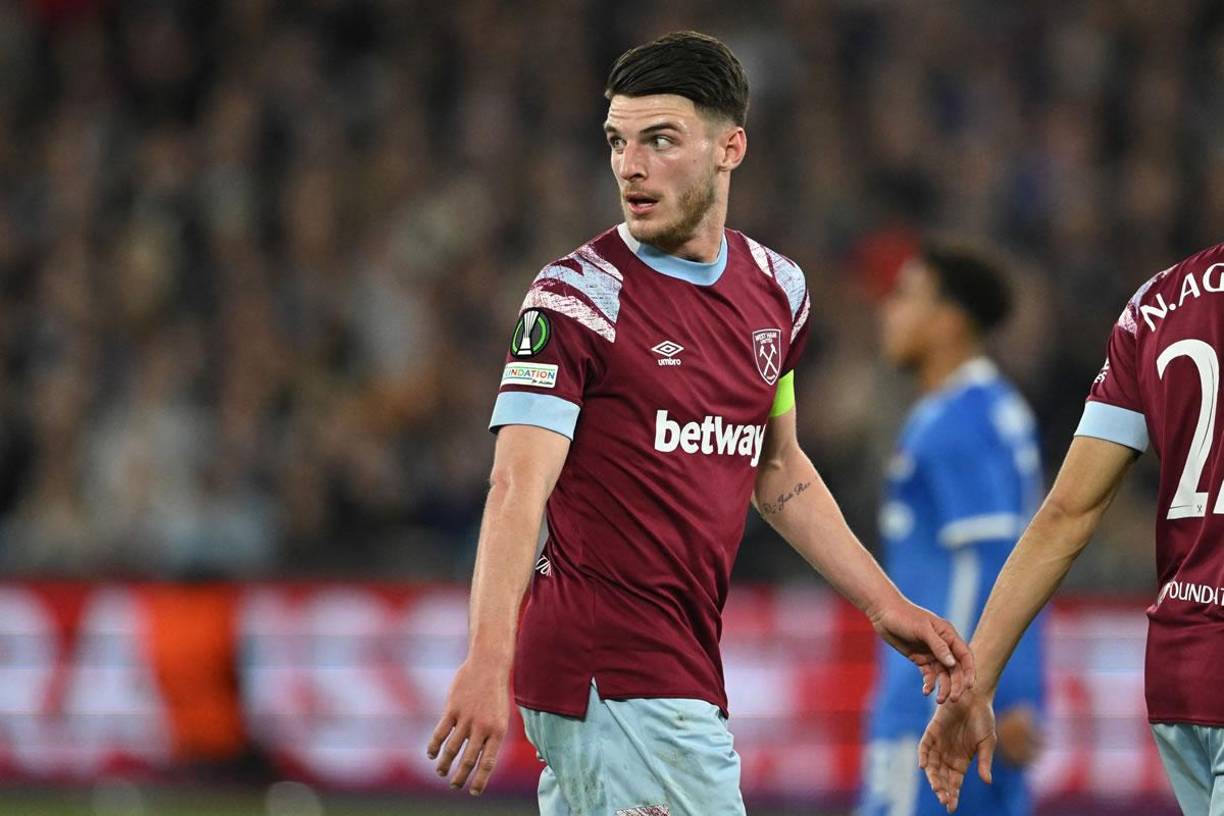 Declan Rice - Según el periodista Jacob Steinberg, el Manchester United hará una oferta por el centrocampista británico del West Ham. El periodista del medio The Guardian asegura que el Arsenal ha hecho un gran esfuerzo por su firma pero ahora tendría la competencia del United.