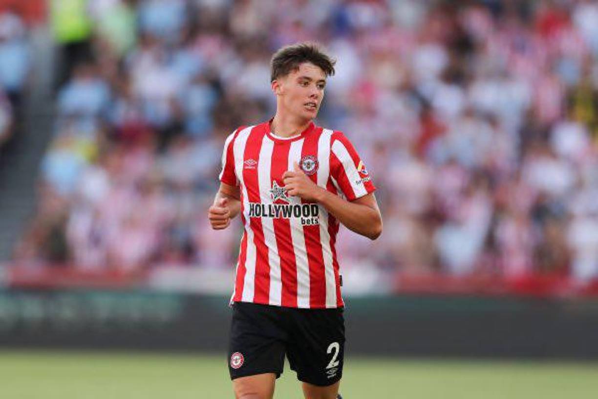 El Manchester City planea fichar al joven lateral escocés de 20 años del Brentford, Aaorn Hickey.