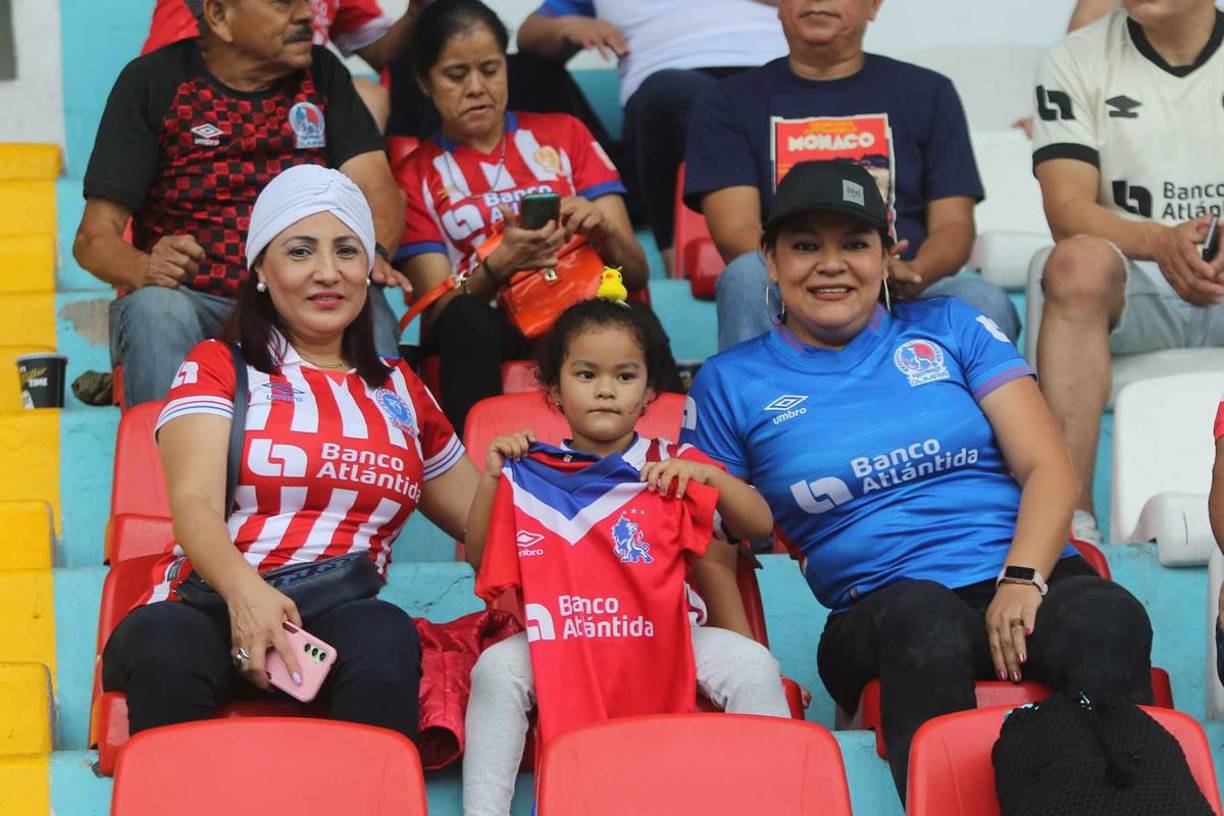 A pesar de las inclemencias de lluvia en Tegucigalpa, los aficionados de Olimpia asistieron al Estadio Nacional Chelato Uclés.