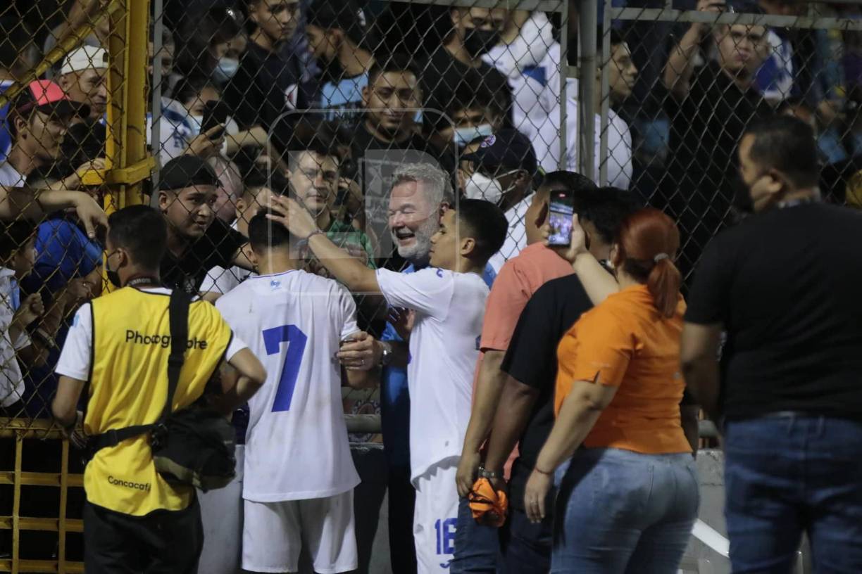 El alcalde Roberto Contreras de San Pedro Sula no se quiso perder la fiesta deportiva y tras el final del juego bajó al césped del estadio Morazán para felicitar a los muchachos de la Sub-20 de Honduras.