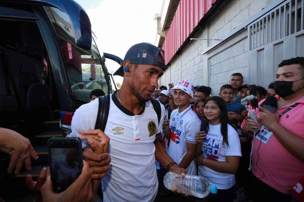 ¡Locura blanca! Lindas chicas roban miradas y delirio por Troglio
