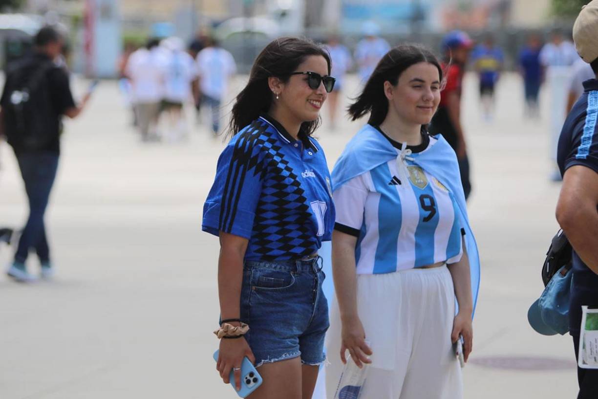 Ellas llegaron animadas al Mercedes-Benz Stadium de Atlanta para alentar a la Albiceleste.