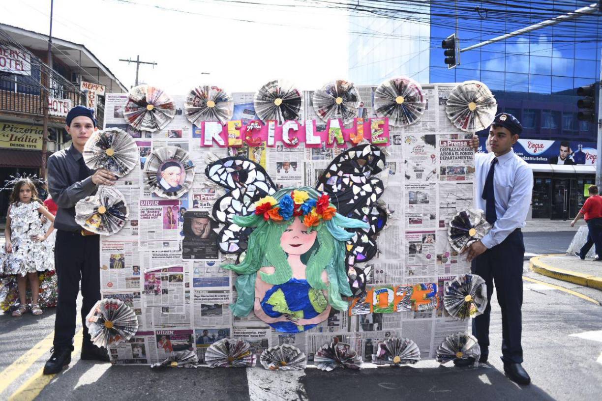 Fueron 37 centros de educación básica los que marcharon por las calles de la ciudad.