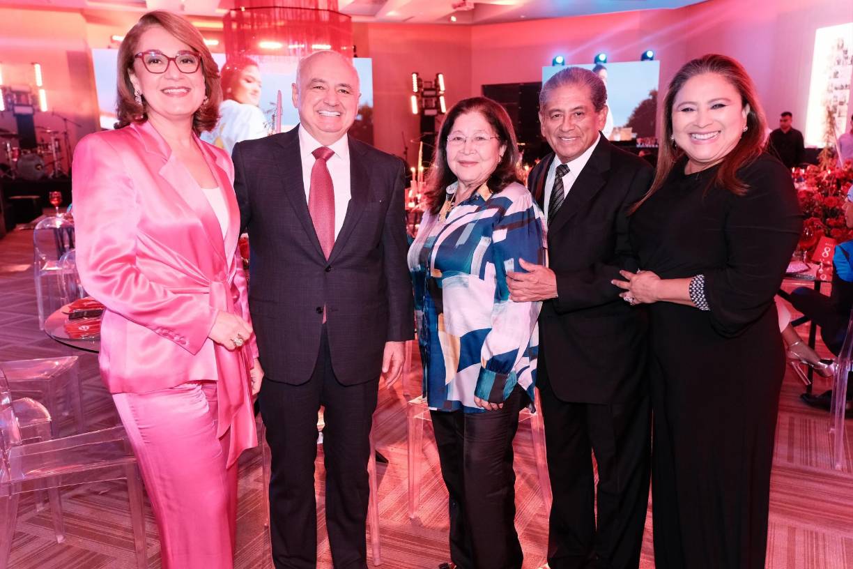 Samia Jarufe, Raymound Maalouf, Paquita, Vicente y Mirna Carrión 