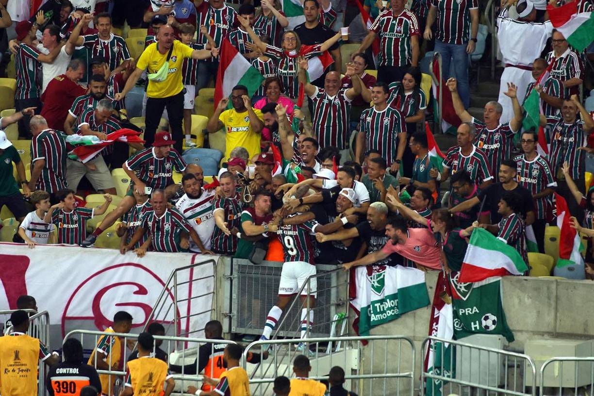 Kennedy se saltó las vallas y se fue a celebrar con los aficionados del Fluminense en las graderías. Esta acción le salió cara al jugador brasileño.