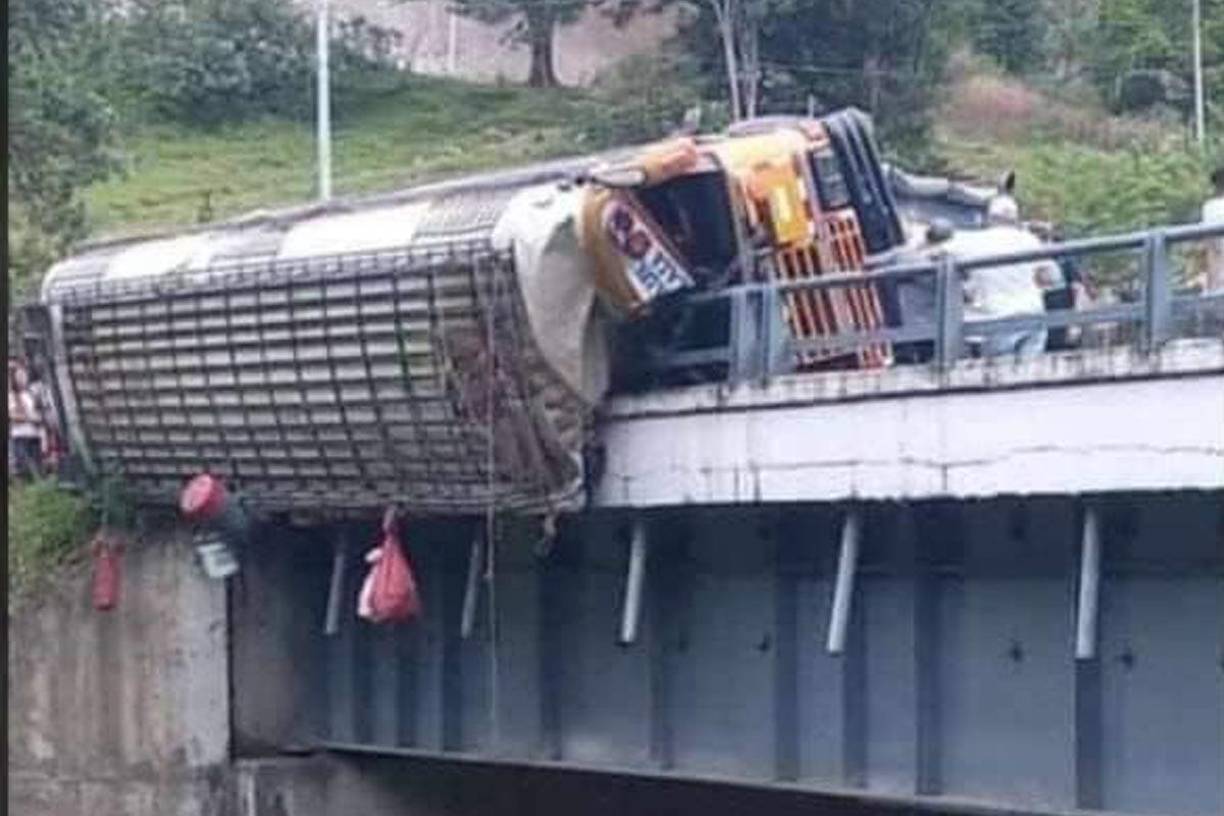 Imágenes divulgadas por la prensa local mostraron al autobús amarillo volcado y empotrado en la baranda metálica del puente.
