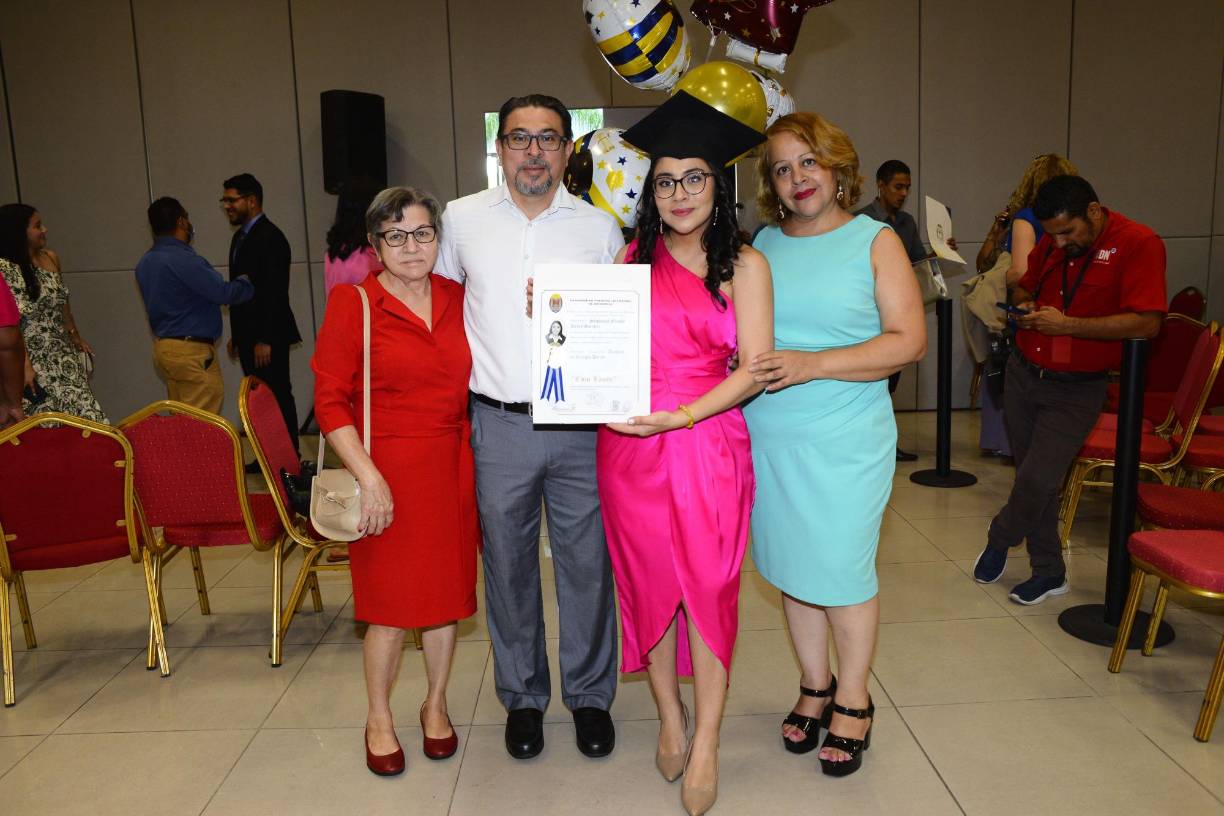 Sonia Tróchez, Miguel Reyes, Stephanie Reyes y Diana Sánchez
