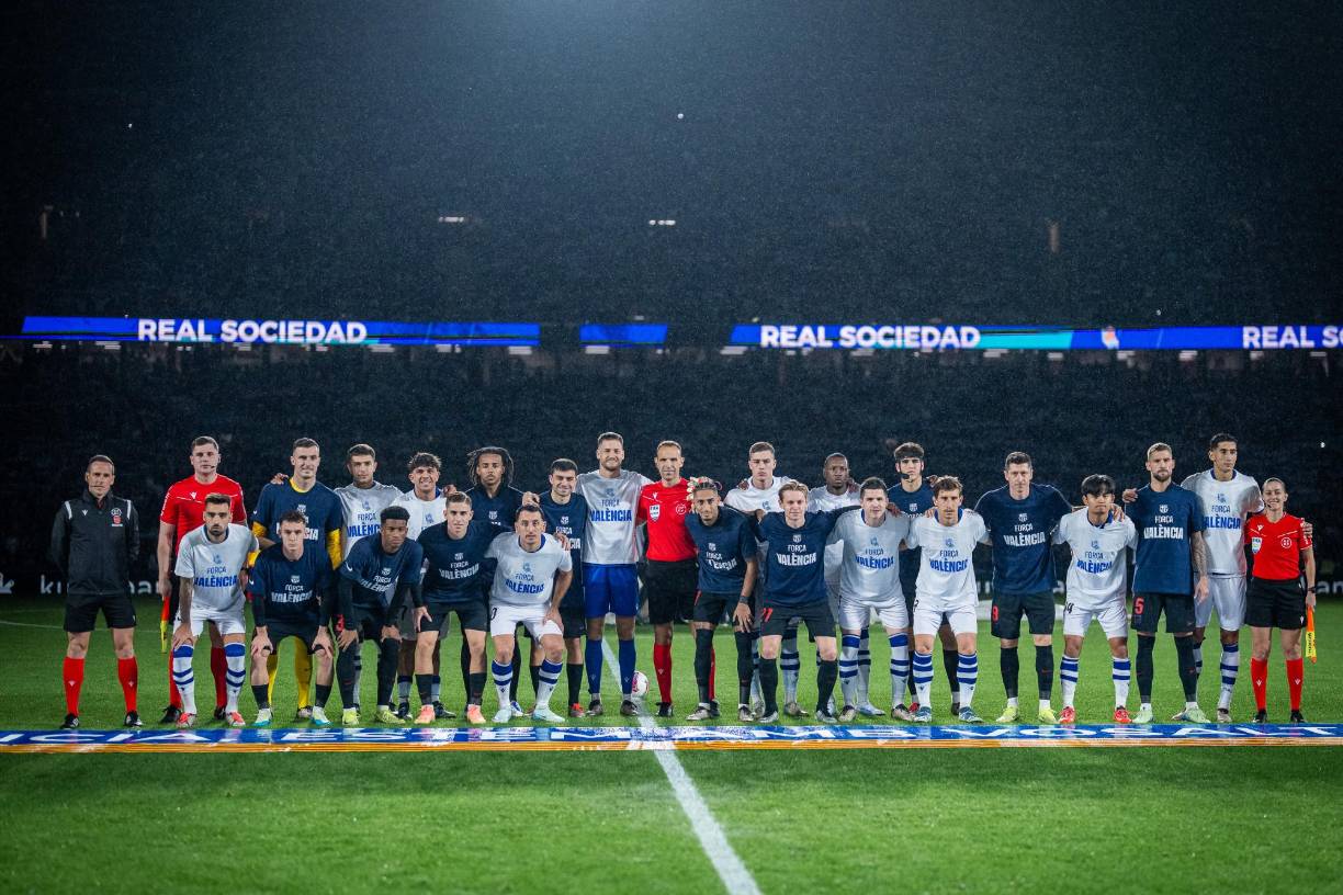 En la previa del partido, el Barcelona y Real Sociedad rindieron homenaje con un minuto de silencio en el Reale Arena en memoria de las víctimas de la DANA.