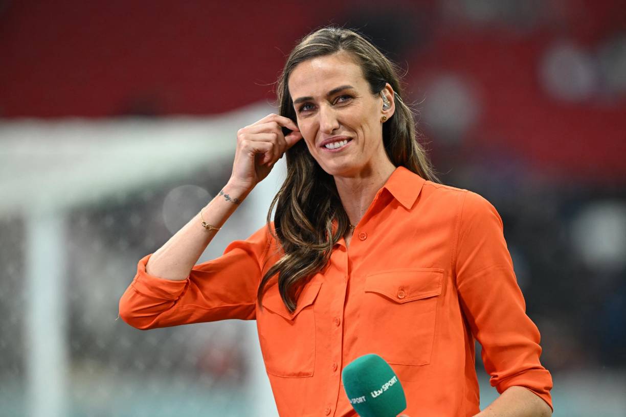 Quién está informando desde el costado del campo el partido entre Inglaterra y Francia en el estadio Al Bayt.