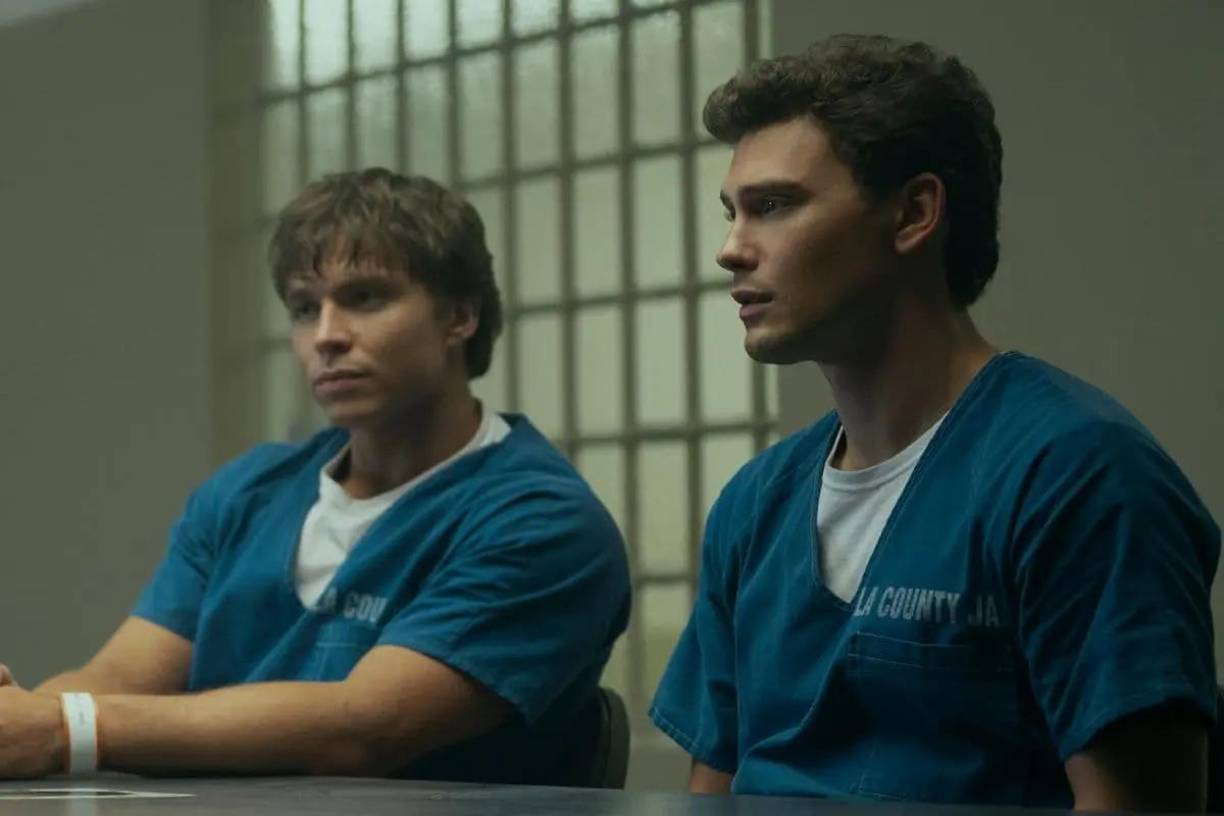 Lyle y Erik Menéndez asesinaron a sus padres, José y Kitty, en la tarde del 20 de agosto de 1986 en su residencia, ubicada en un lujoso barrio de Beverly Hills, con unas escopetas que habían comprado días antes del ataque.