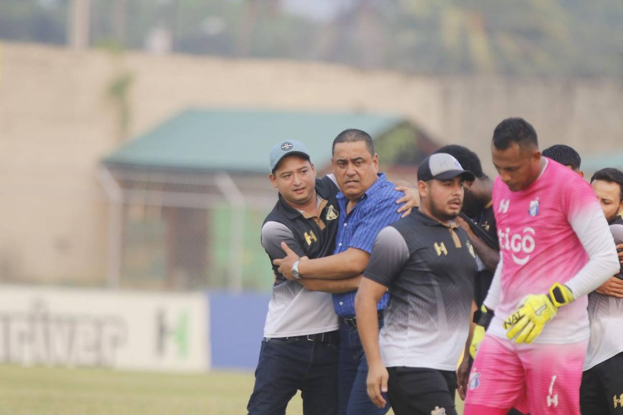 Cuerpo técnico y jugadores se mostraron emocionados tras el triunfo de oro ante Marathón.