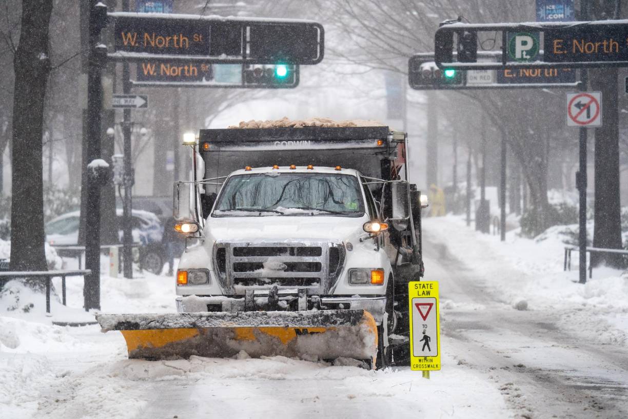 La predicción indica que la tormenta se adentrará en el sureste de Canadá el martes.