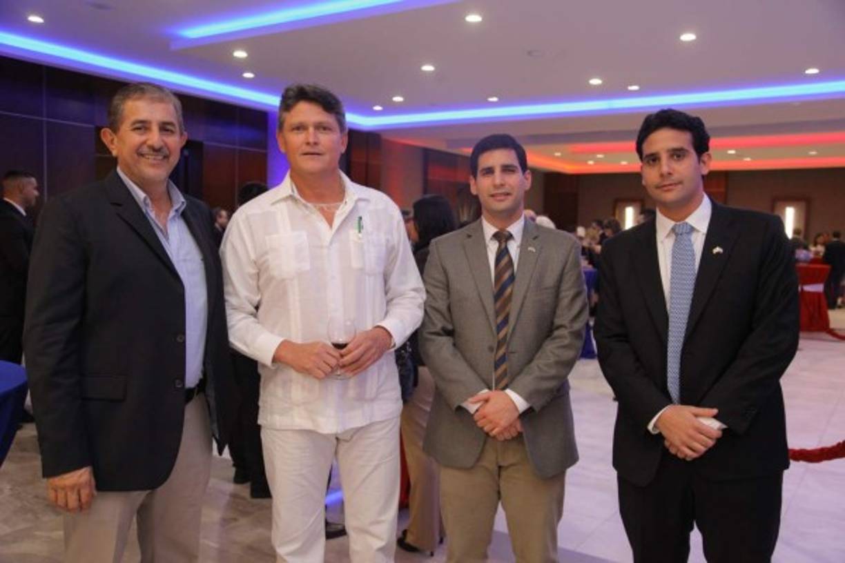 Ricardo Gómez, Mario Pineda con Rachid y Claudio Maalouf.