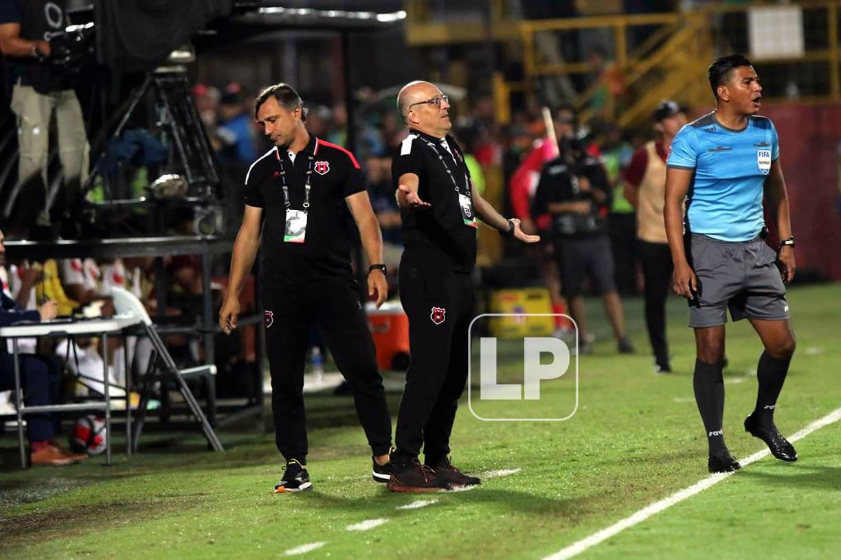 El enfado de Fabián Coito con el árbitro mexicano Adonai Escobedo.