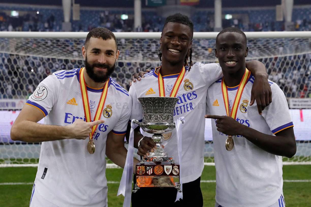 Los franceses del Real Madrid, Karim Benzema, Eduardo Camavinga y Ferland Mendy, posando con el trofeo.