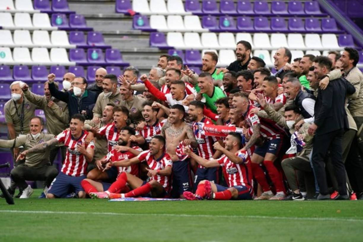 Jugadores y cuerpo técnico del Atlético posando luego de la celebración.
