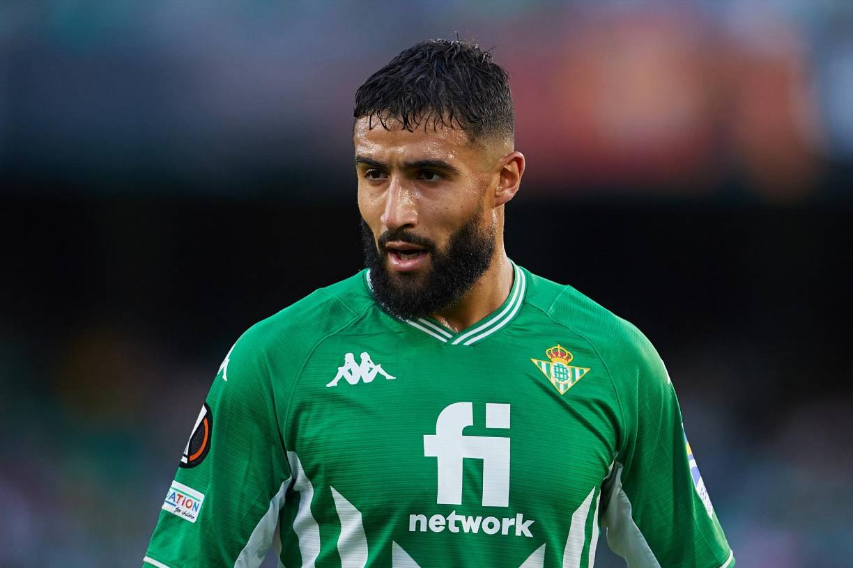 Tras cerrar las renovaciones de Sergio Canales y Borja Iglesias, el Betis está muy cerca de hacer lo mismo con el centrocampista francés Nabil Fekir, que de esta forma continuaría jugando en el Benito Villamarín cuatro temporadas más, hasta el 30 de junio de 2026, cerrando así el conjunto verdiblanco la continuidad de uno de sus mejores hombres.