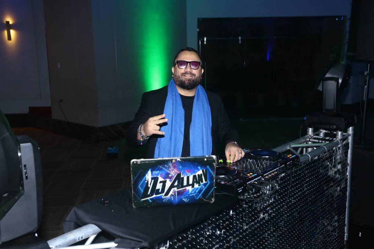 Dj Allanv animó el festín con sus mezclas bailables, haciendo que la mayoría de los asistentes bailaran sin cesar. 