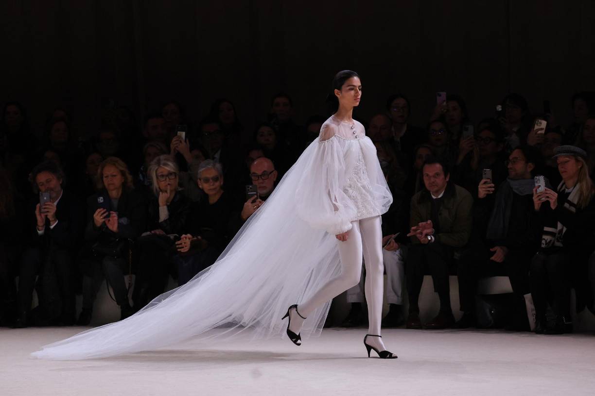 La pieza central, literalmente, del desfile fue el famoso botón de Chanel, con las dos “c” entrelazadas, representadas mediante una instalación gigante que bajó del techo de la sala.