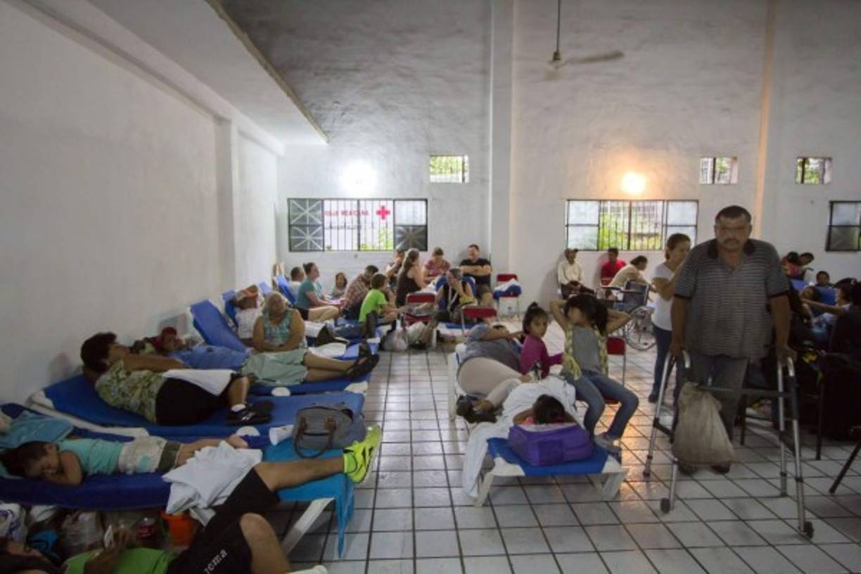 Miles de personas que habitan las zonas costeras tuvieron que refugiarse para protegerse del huracán Patricia que llegó a categoría 5.