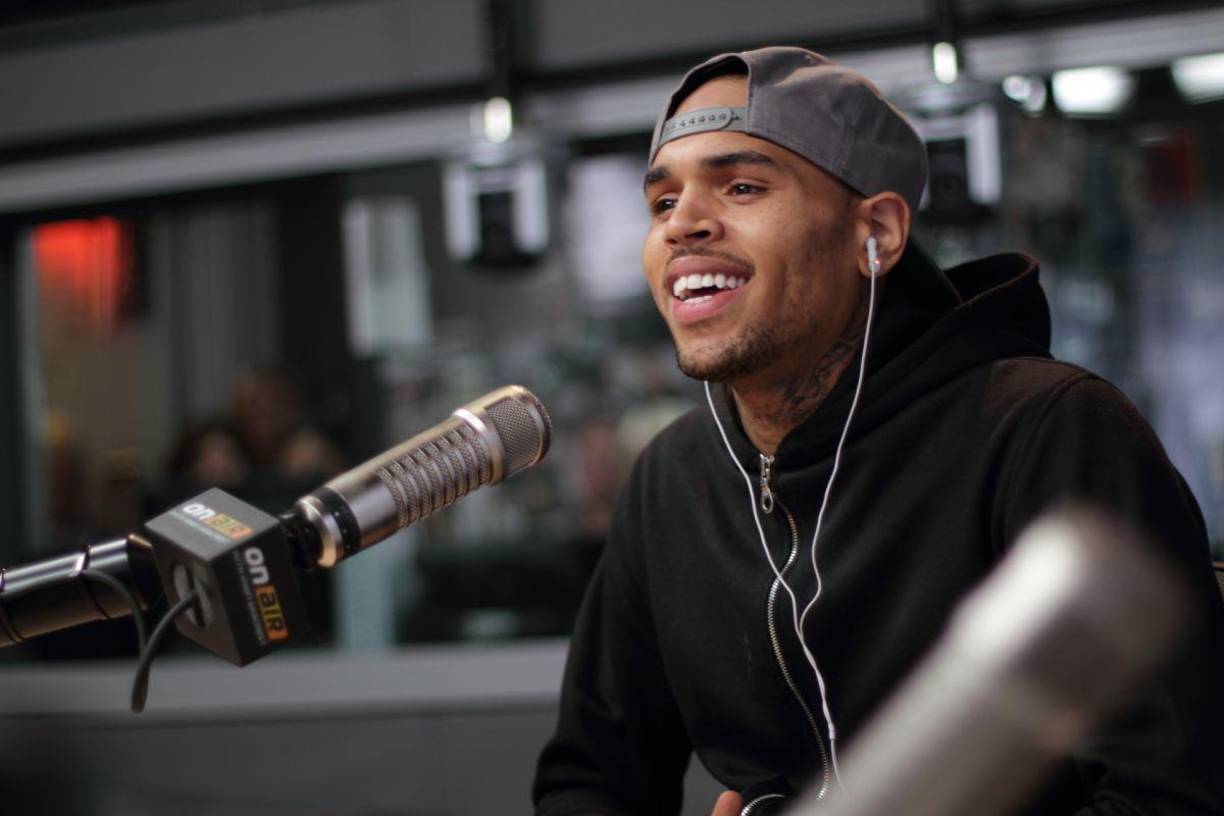 Más recientemente, en 2022, enfrentó <b>una demanda de USD 20 millone</b>s presentada por la misma mujer que lo acusa en el documental. Ella alegó haber sido <b>drogada y violada por Brown en un yate en Miami</b>. Sin embargo, el caso fue desestimado después de que el artista presentara mensajes de texto que, de acuerdo a sus abogados, probaban que <b>la relación fue consensuada</b>.