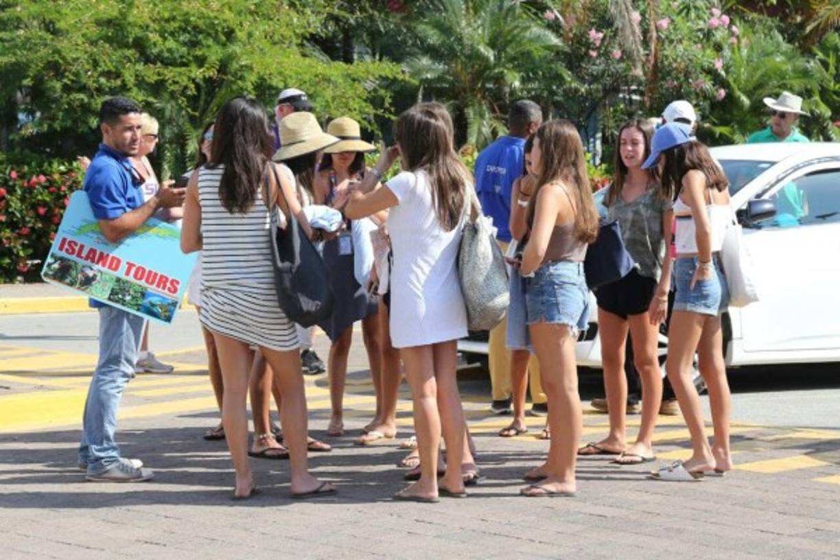 Las jóvenes cruceristas son acompañadas por un guía turístico en Roatán.