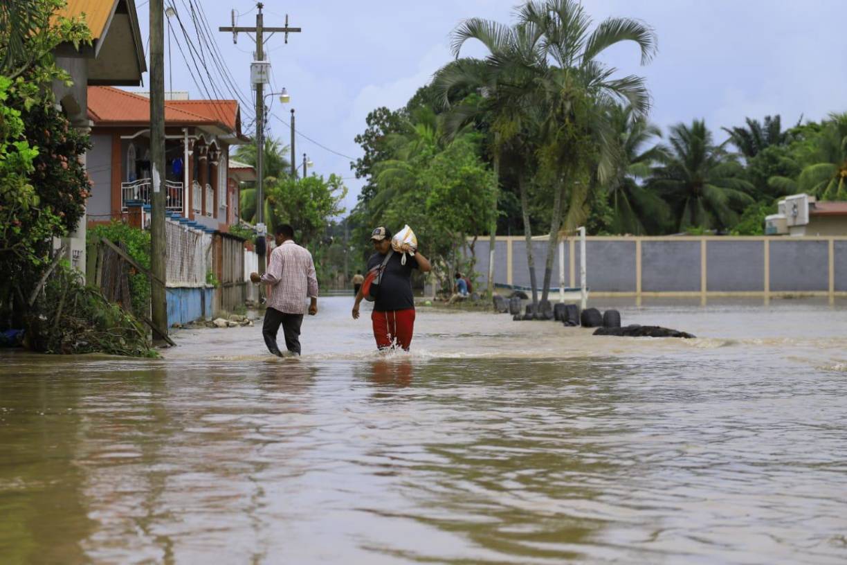 En varios puntos de la aldea el agua llegó a nivel de las rodillas; en otras partes un poco más arriba.