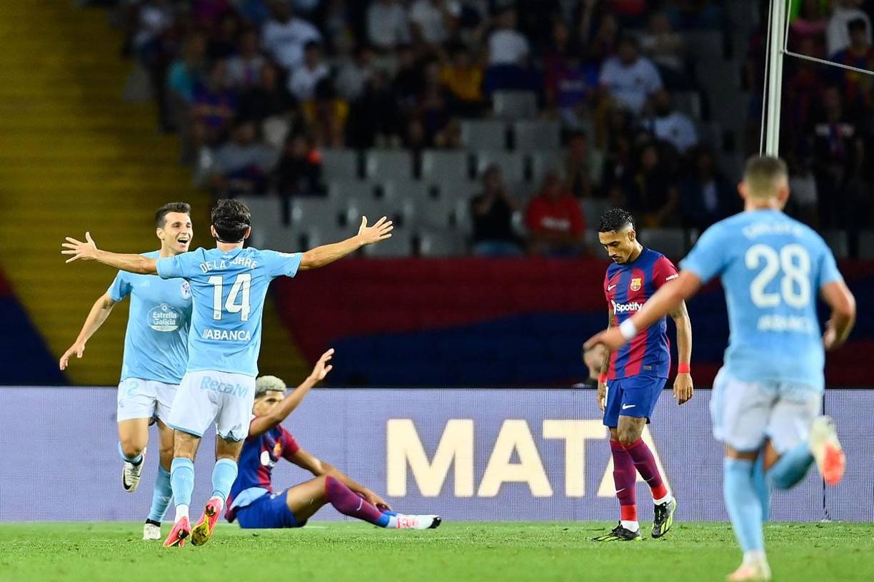 Los jugadores del Celta de Vigo celebrando el segundo gol ante el Barcelona marcado por el griego Anastasios Douvikas.