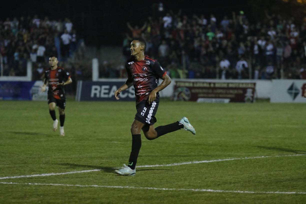 El duelo lo comenzaron ganando las “Panteras”. Con un tanto de Jorge Araujo, Independiente se iba al descanso con la ventaja sobre los de Puerto Cortés.