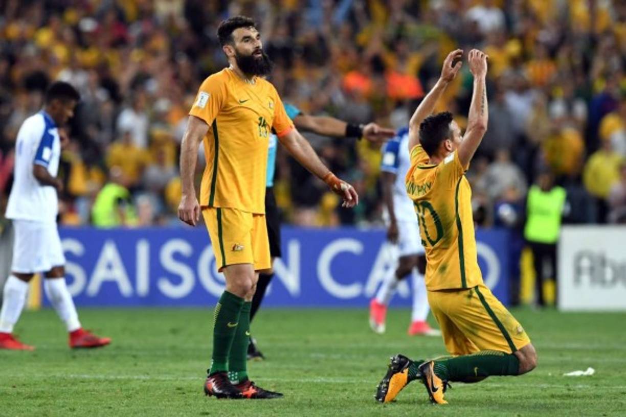 La 'H' acusó el golpe moral, y lejos de lanzarse al ataque a por el gol que les había dado el pase, vio cómo los locales prácticamente cerraban la eliminatoria al convertir el propio Jedinak un penal por mano de Bryan Acosta (72).<br/><br/>