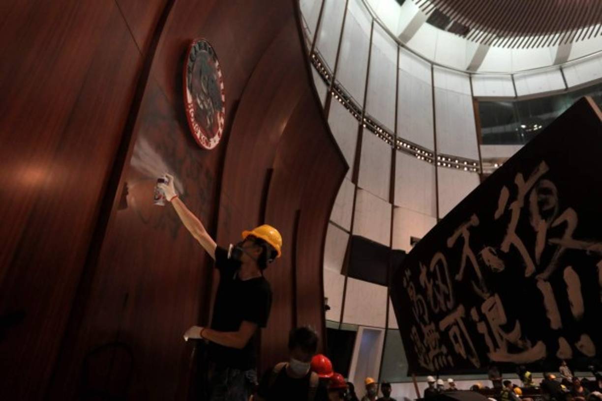 'Hong Kong no es China', 'Tú lo has querido', escribían en cualquier pared que se encontraban a su paso los manifestantes en referencia a la reiterada negativa de Lam para atender a sus peticiones.