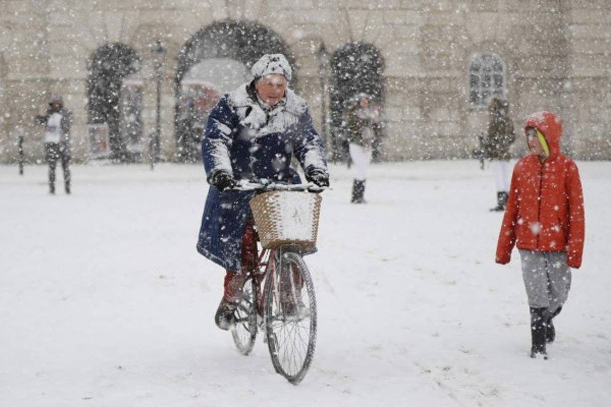 En Suiza, se registró una marca de -36°C en Glattalp, a 1.850 metros da altura, un lugar deshabitado donde son frecuentes estas temperaturas extremas. En Francia, la madrugada de este miércoles ha sido la más fría en lo que va del invierno boreal, con -12°C en Metz, en el noreste.